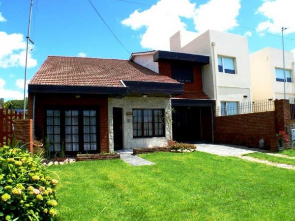 VENTA - PUNTA MOGOTES - INMUEBLE DE CATEGORÍA. CHALET 5 AMBIENTES MAS ESTUDIO. AVENIDA CERVANTES SAAVEDRA AL 2800.