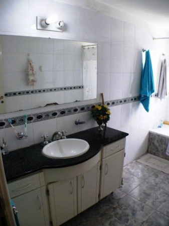 VENTA - PUNTA MOGOTES - INMUEBLE DE CATEGORÍA. CHALET 5 AMBIENTES MAS ESTUDIO. AVENIDA CERVANTES SAAVEDRA AL 2800.