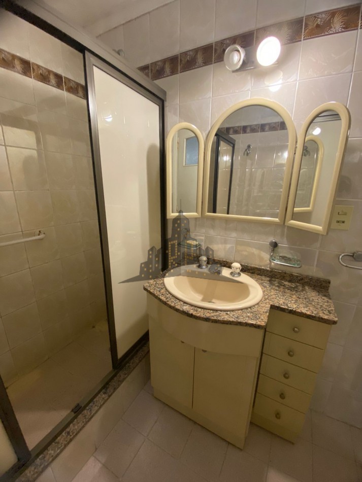 VENTA - CASA 4 AMBIENTES - CASEROS NORTE - GARAGE - FONDO - APTA CREDITO