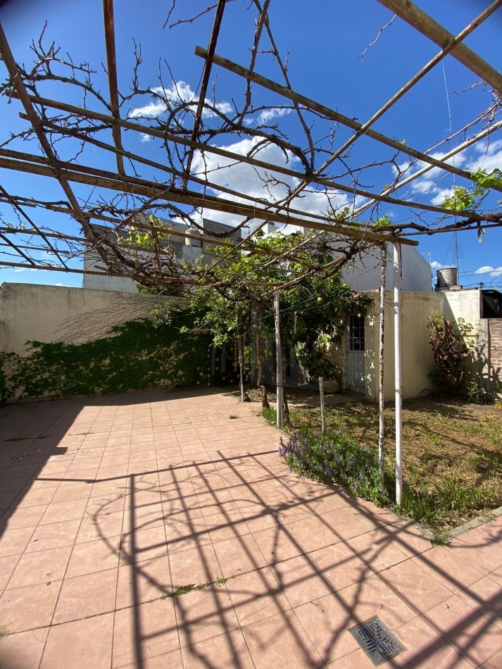 VENTA - CASA 4 AMBIENTES - CASEROS NORTE - GARAGE - FONDO - APTA CREDITO