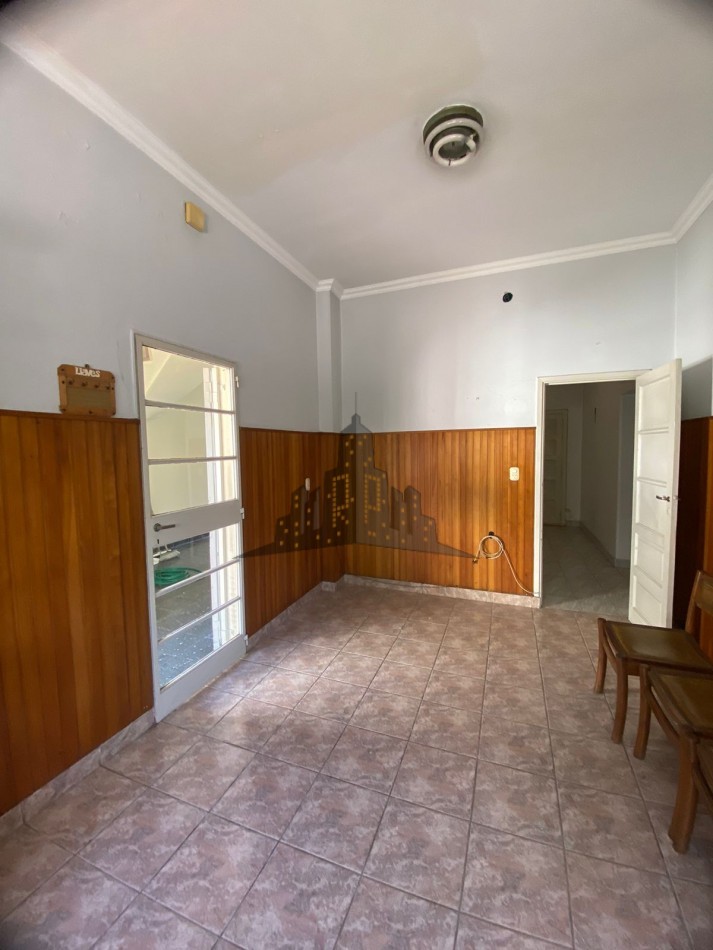 VENTA - CASA 4 AMBIENTES - CASEROS NORTE - GARAGE - FONDO - APTA CREDITO