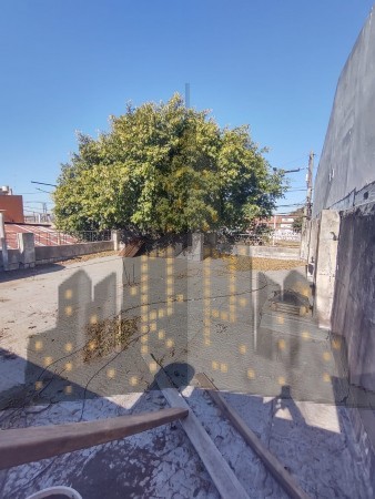 VENTA - CASA - TRES AMBIENTES - COCHERA PASANTE - LOTE PROPIO - IDEAL INVERSOR - GALPON FAMILIAR - TERRAZA - EXCELENTE UBICACION - CASEROS NORTE CENTRO - TRES DE FEBRERO