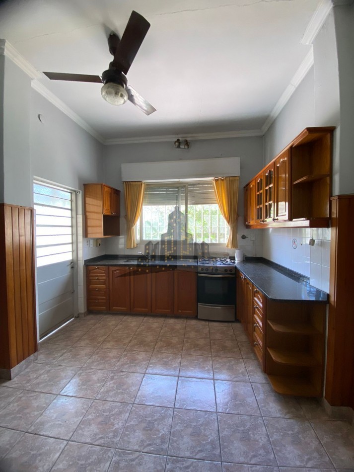 VENTA - CASA 4 AMBIENTES - CASEROS NORTE - GARAGE - FONDO - APTA CREDITO
