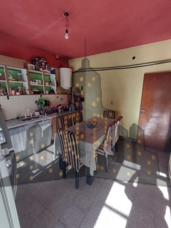 VENTA - CASA - TRES AMBIENTES - COCHERA PASANTE - LOTE PROPIO - IDEAL INVERSOR - GALPON FAMILIAR - TERRAZA - EXCELENTE UBICACION - CASEROS NORTE CENTRO - TRES DE FEBRERO