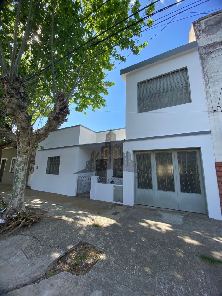 VENTA - CASA 4 AMBIENTES - CASEROS NORTE - GARAGE - FONDO - APTA CREDITO
