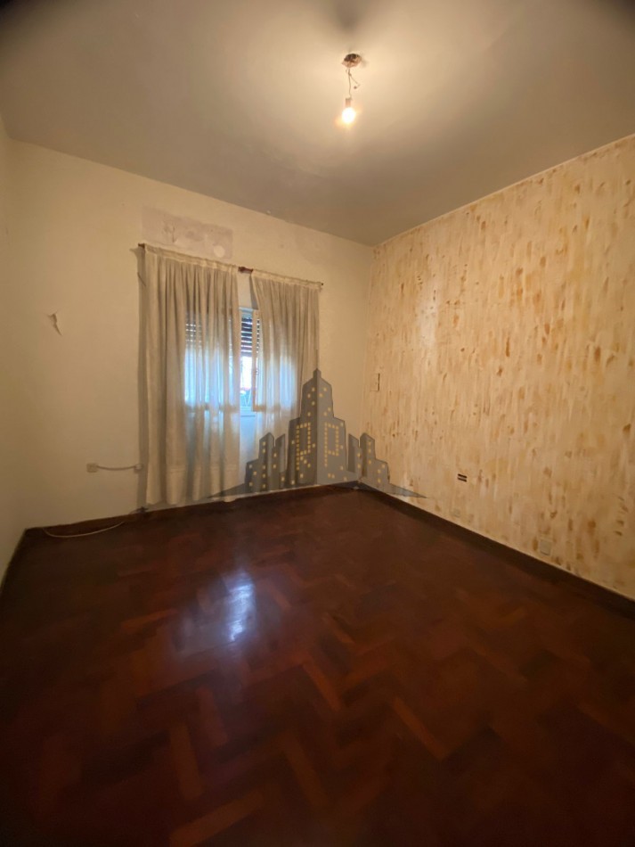 VENTA - CASA 4 AMBIENTES - CASEROS NORTE - GARAGE - FONDO - APTA CREDITO