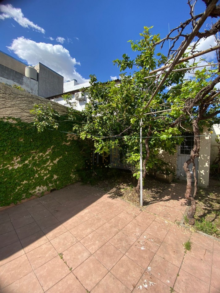 VENTA - CASA 4 AMBIENTES - CASEROS NORTE - GARAGE - FONDO - APTA CREDITO