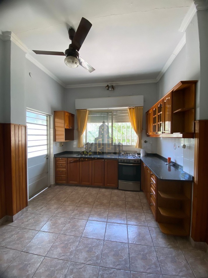 VENTA - CASA 4 AMBIENTES - CASEROS NORTE - GARAGE - FONDO - APTA CREDITO