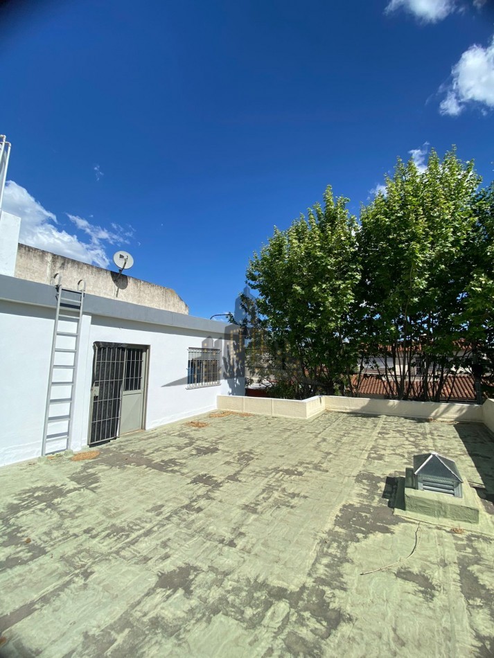 VENTA - CASA 4 AMBIENTES - CASEROS NORTE - GARAGE - FONDO - APTA CREDITO