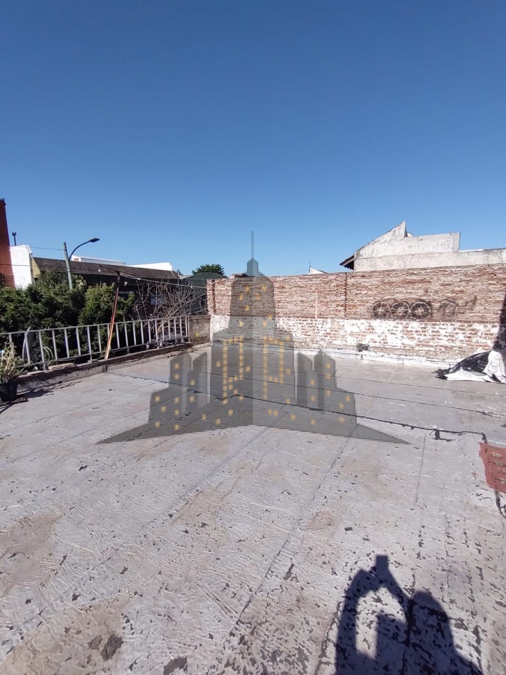 VENTA - CASA - LOTE PROPIO - CASEROS - 4 CUATRO AMBIENTES - TERRAZA PROPIA - PARRILLA - OPORTUNIDAD. - APTA CREDITO