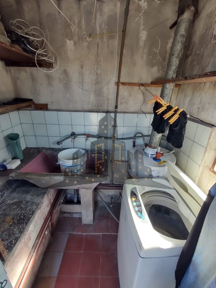 VENTA - CASA - LOTE PROPIO - CASEROS - 4 CUATRO AMBIENTES - TERRAZA PROPIA - PARRILLA - OPORTUNIDAD. - APTA CREDITO