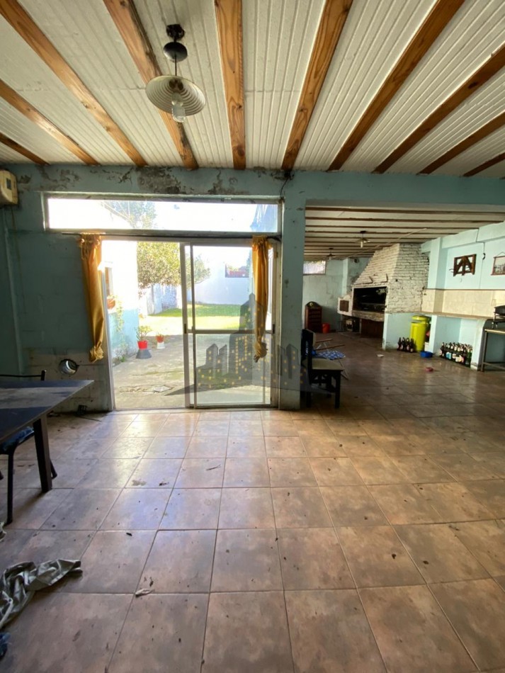 VENTA - IMPORTANTE LOTE - CASA 4 AMBIENTES - IDEAL INVERSION -