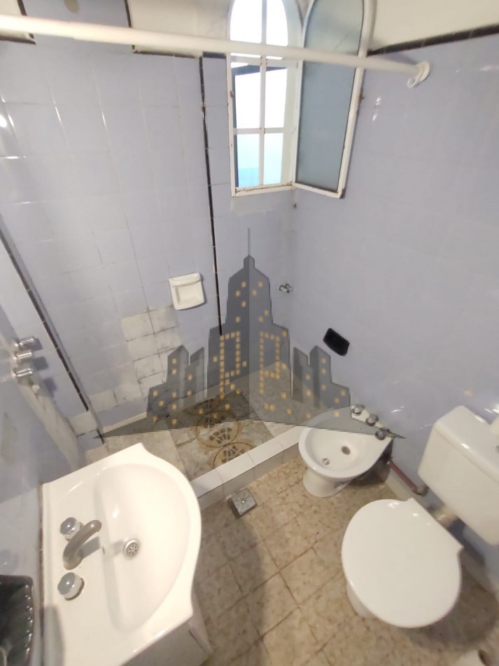 VENTA EN BLOCK - CASA TIPO PH PARA DOS FAMILAS - OPORTUNIDAD - CASEROS - 3 AMBIENTES - 2 AMBIENTES CON COCHERA
