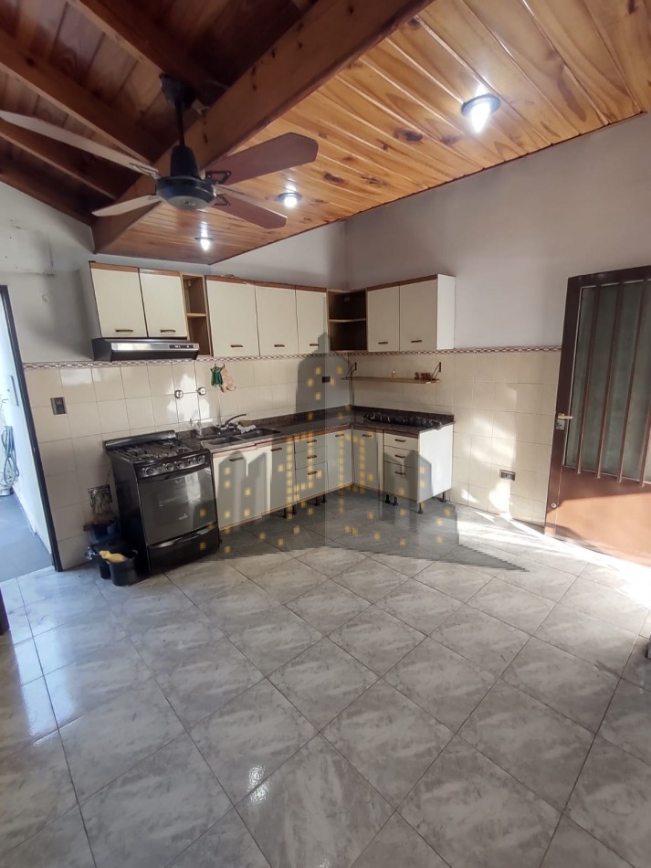 VENTA EN BLOCK - CASA TIPO PH PARA DOS FAMILAS - OPORTUNIDAD - CASEROS - 3 AMBIENTES - 2 AMBIENTES CON COCHERA