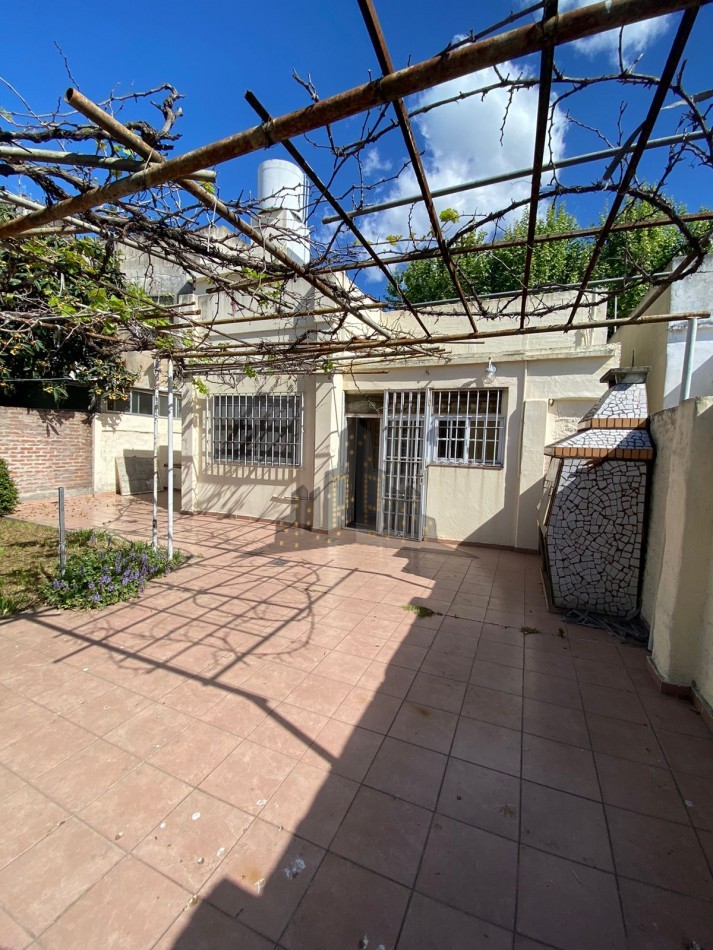 VENTA - CASA 4 AMBIENTES - CASEROS NORTE - GARAGE - FONDO - APTA CREDITO