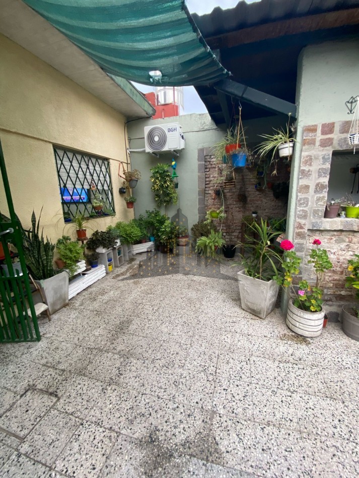 VENTA - CASEROS NORTE - PH AL FRENTE - TRES AMBIENTES - CON PATIO