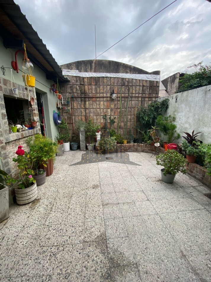 VENTA - CASEROS NORTE - PH AL FRENTE - TRES AMBIENTES - CON PATIO