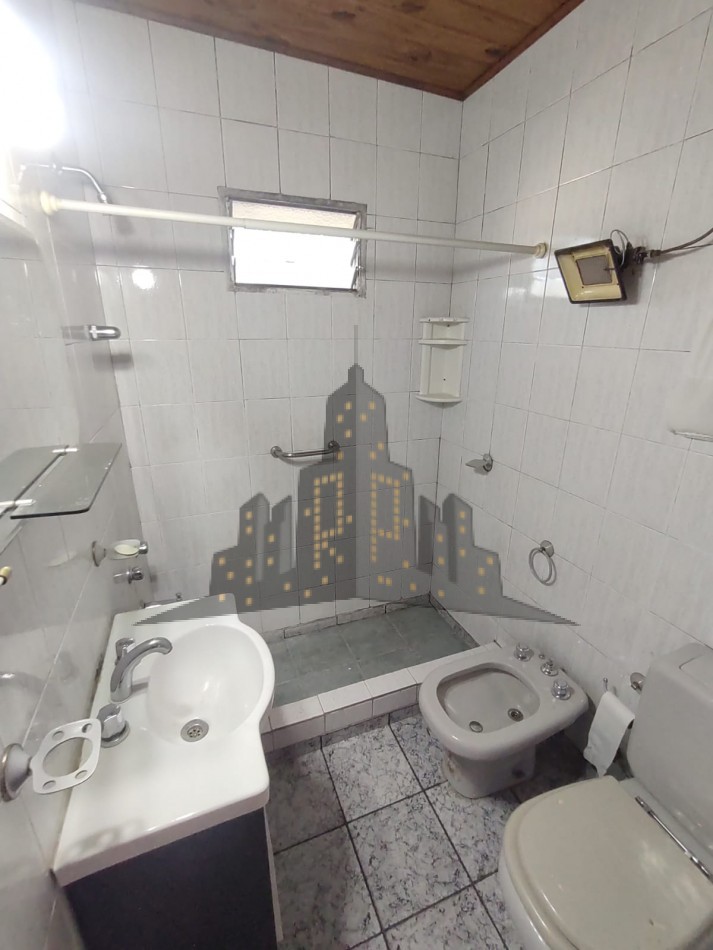 VENTA EN BLOCK - CASA TIPO PH PARA DOS FAMILAS - OPORTUNIDAD - CASEROS - 3 AMBIENTES - 2 AMBIENTES CON COCHERA