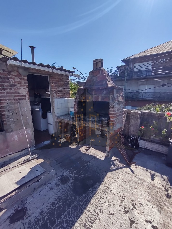 VENTA - CASA - LOTE PROPIO - CASEROS - 4 CUATRO AMBIENTES - TERRAZA PROPIA - PARRILLA - OPORTUNIDAD. - APTA CREDITO