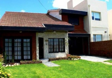 VENTA - PUNTA MOGOTES - INMUEBLE DE CATEGORÍA. CHALET 5 AMBIENTES MAS ESTUDIO. AVENIDA CERVANTES SAAVEDRA AL 2800.