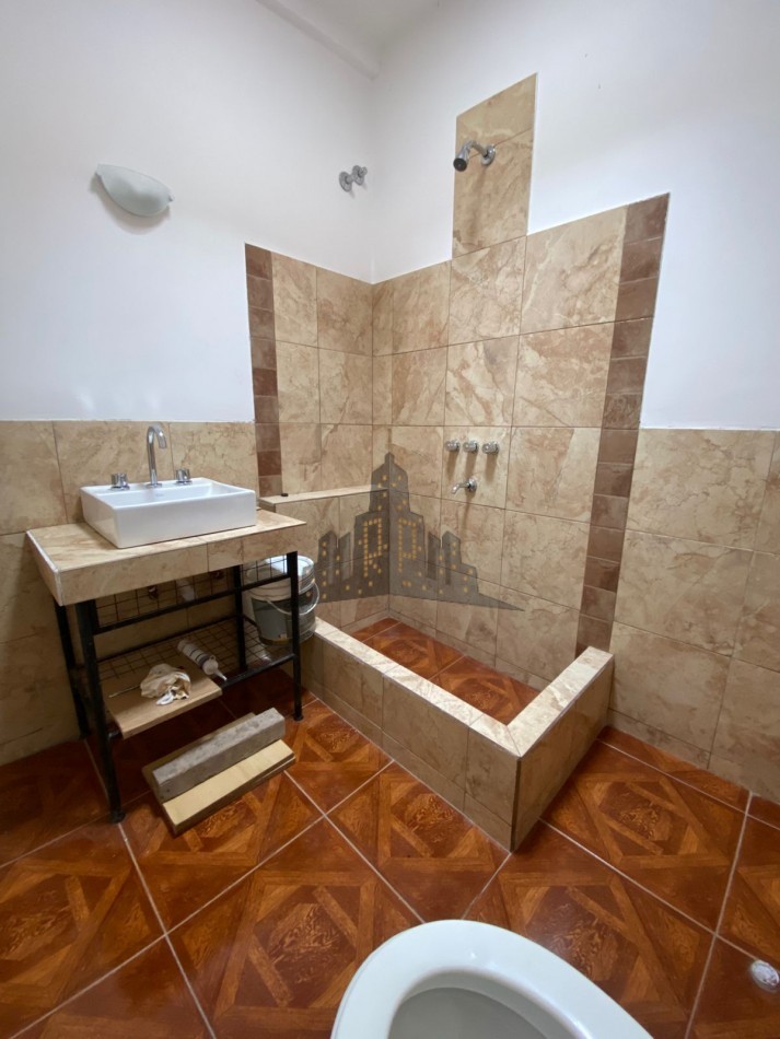 ALQUILER - CASA TRES AMBIENTES CON GARAGE Y PATIO - HURLINGHAM - 