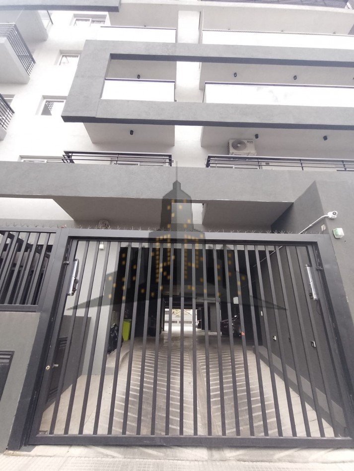 VENTA - COCHERA CUBIERTA - CASEROS CENTRO - PORTON AUTOMATICO