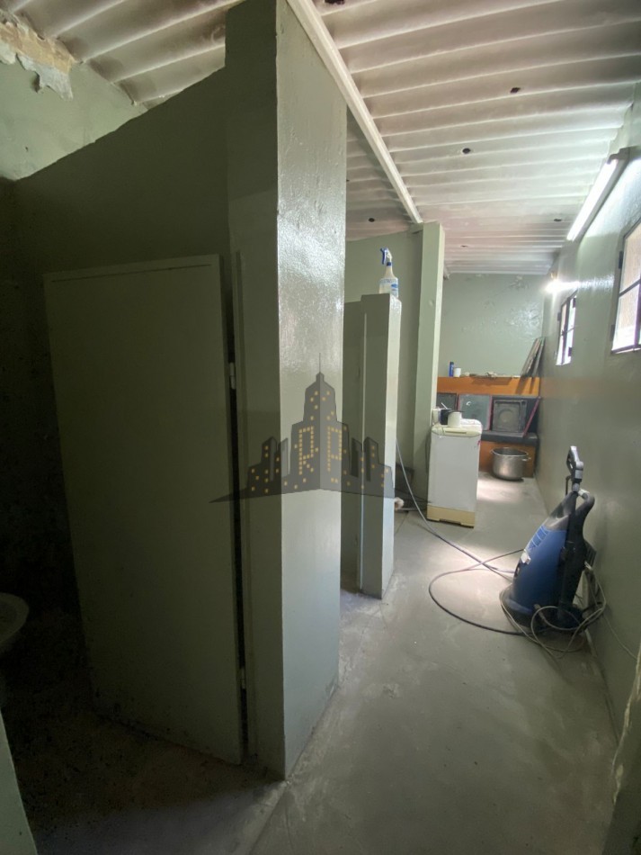 VENTA - GALPON + CASA 3 AMBIENTES PRIMES PISO - EXCELENTE PROPIEDAD  - CASEROS 