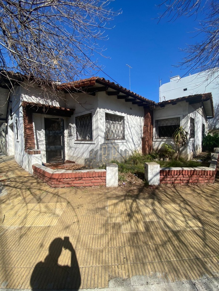 VENTA - CASA 4 AMBIENTES - LOTE PROPIO - A REFACCIONAR - CASEROS NORTE 