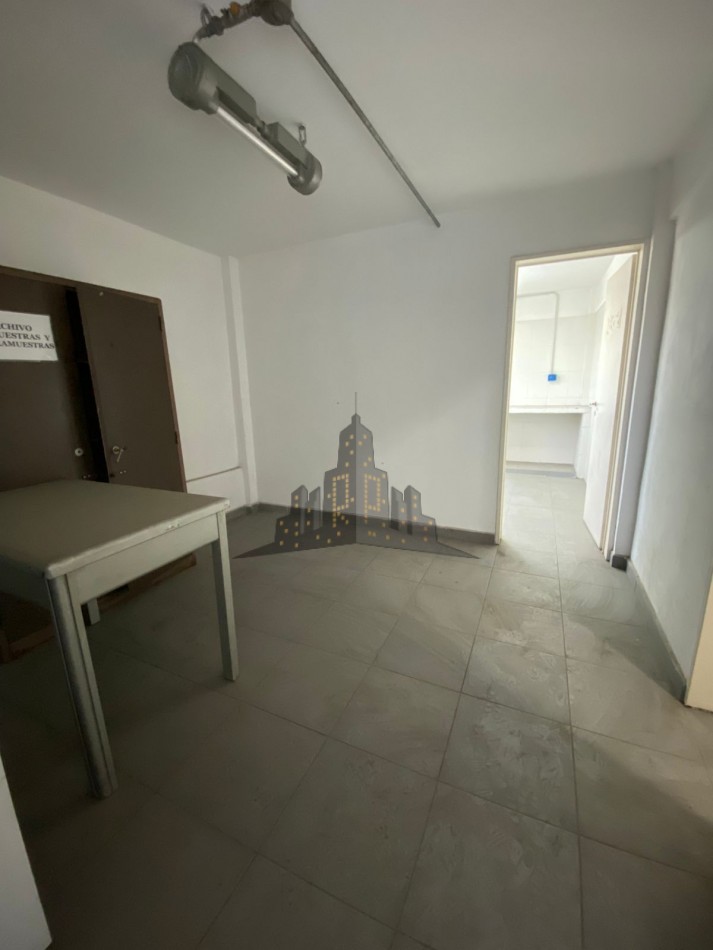 ALQUILER - GALPON INDUSTRIAL/LOGISTICA - SALIDA A DOS CALLES  - CASEROS 