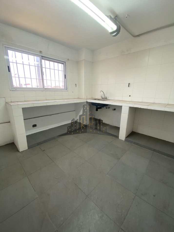 ALQUILER - GALPON INDUSTRIAL/LOGISTICA - SALIDA A DOS CALLES  - CASEROS 