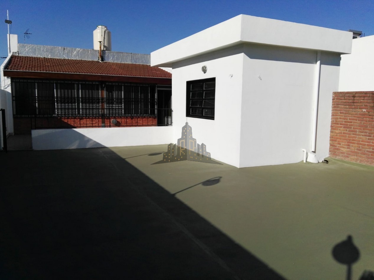 VENTA - GALPON + CASA 3 AMBIENTES PRIMES PISO - EXCELENTE PROPIEDAD  - CASEROS 