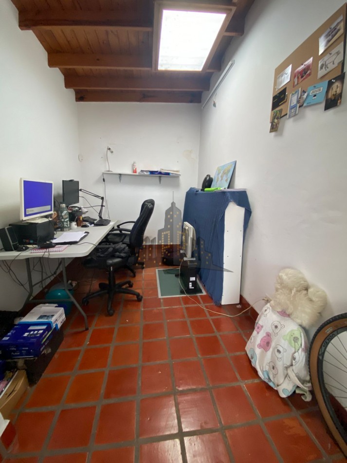 VENTA - CASA SOBRE LOTE PROPIO EN CASEROS | UBICACION ESTRATEGICA + GRAN POTENCIAL - 