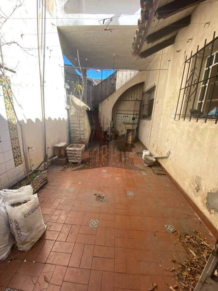 VENTA - CASA 4 AMBIENTES - LOTE PROPIO - A REFACCIONAR - CASEROS NORTE 