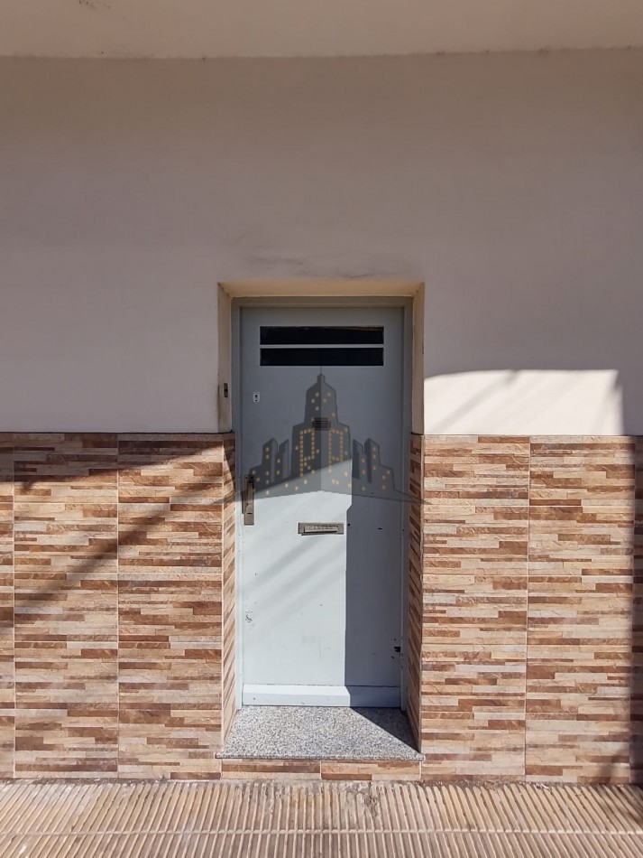 VENTA - CASA 4 AMBIENTES EN OCHAVA CON TERRAZA PROPIA - CASEROS - APTO CREDITO 