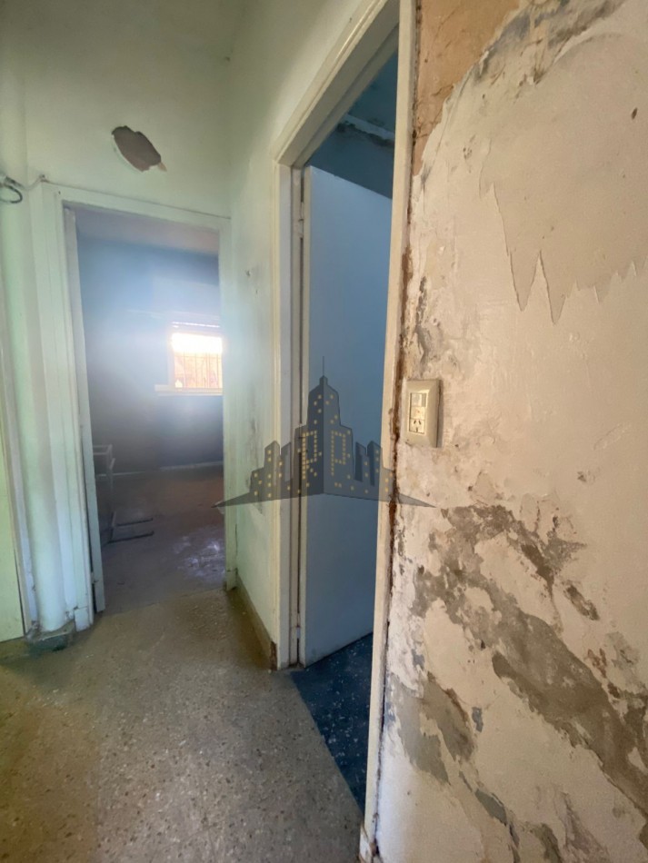 VENTA - CASA 4 AMBIENTES - LOTE PROPIO - A REFACCIONAR - CASEROS NORTE 