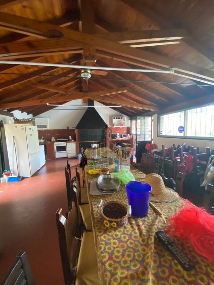 VENTA - CASA SOBRE LOTE PROPIO EN CASEROS | UBICACION ESTRATEGICA + GRAN POTENCIAL - 