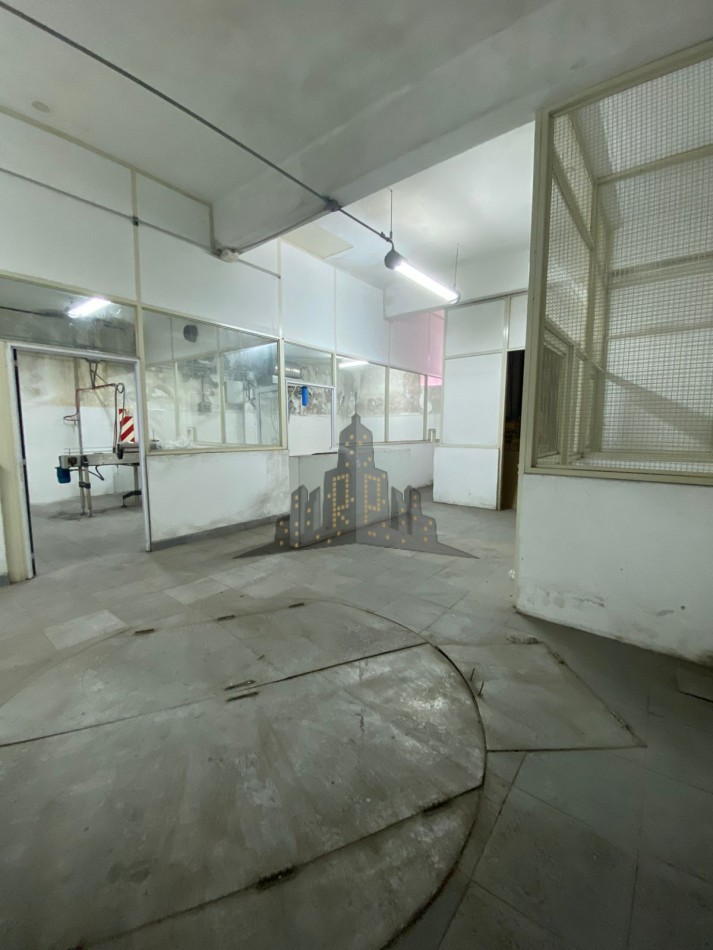 ALQUILER - GALPON INDUSTRIAL/LOGISTICA - SALIDA A DOS CALLES  - CASEROS 