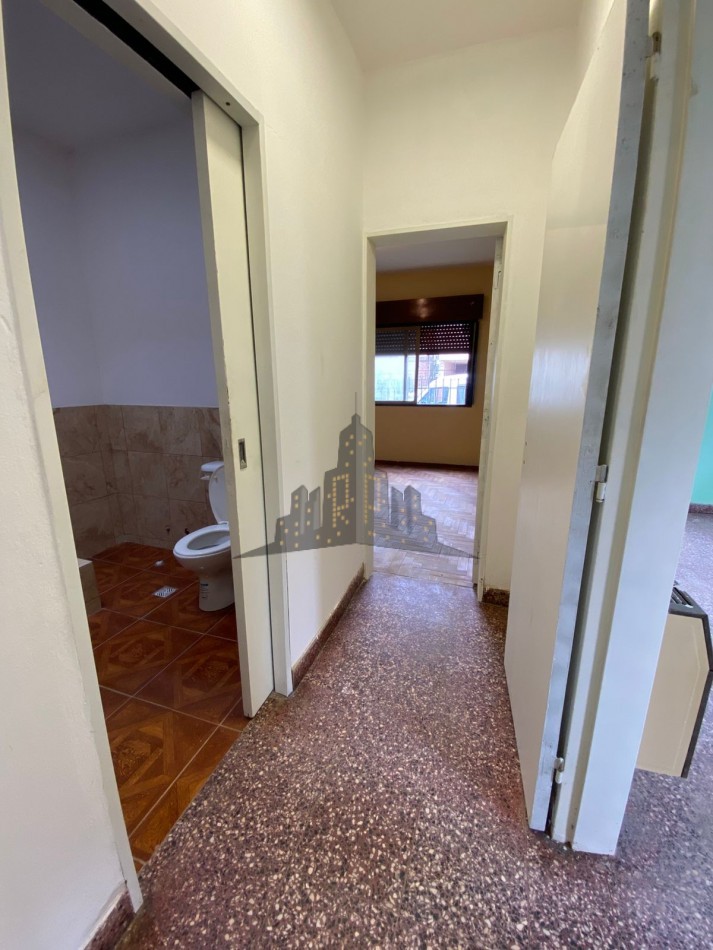 ALQUILER - CASA TRES AMBIENTES CON GARAGE Y PATIO - HURLINGHAM - 