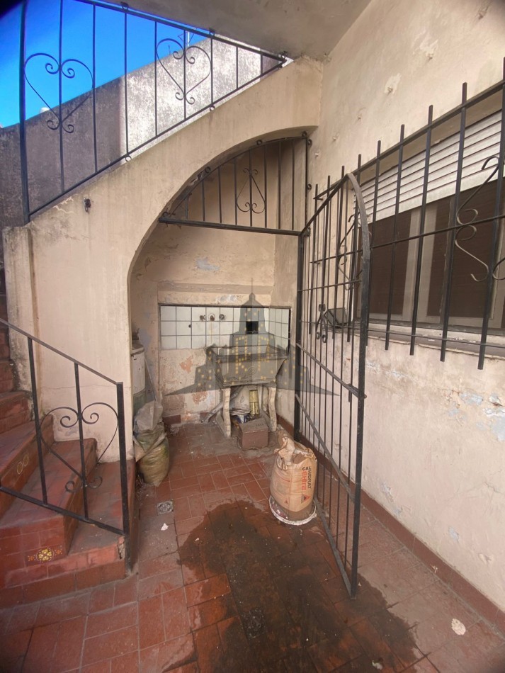 VENTA - CASA 4 AMBIENTES - LOTE PROPIO - A REFACCIONAR - CASEROS NORTE 