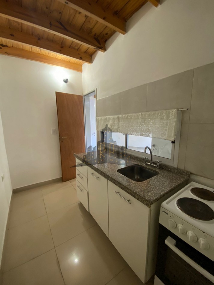 ALQUILER - MONOAMBIENTE PRIMER PISO POR ESCALERA - PEQUEÑO BALCON CERRADO - CASEROS 