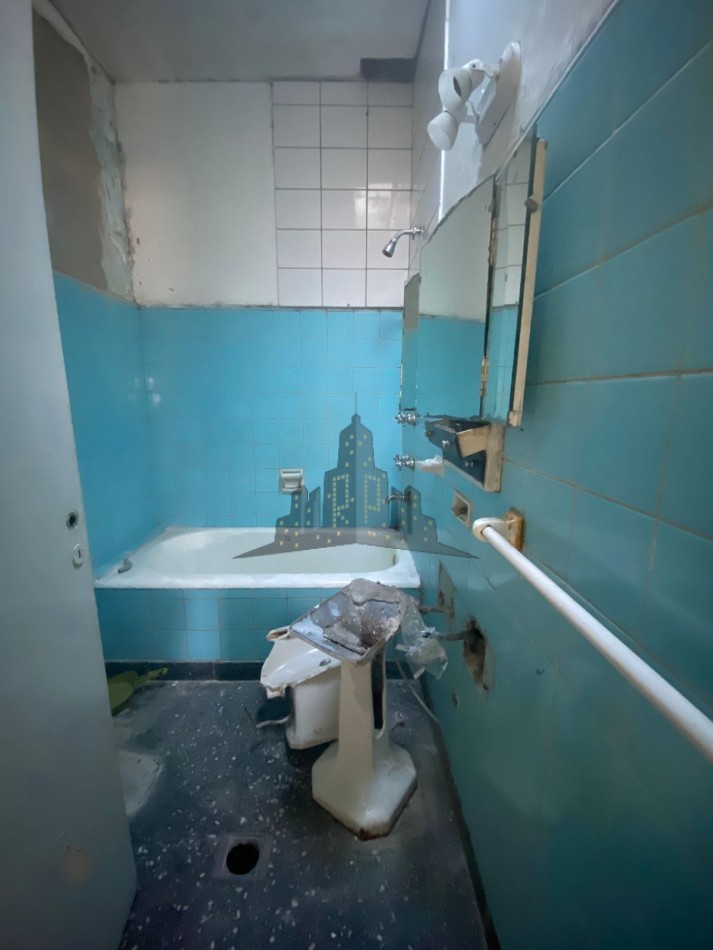 VENTA - CASA 4 AMBIENTES - LOTE PROPIO - A REFACCIONAR - CASEROS NORTE 