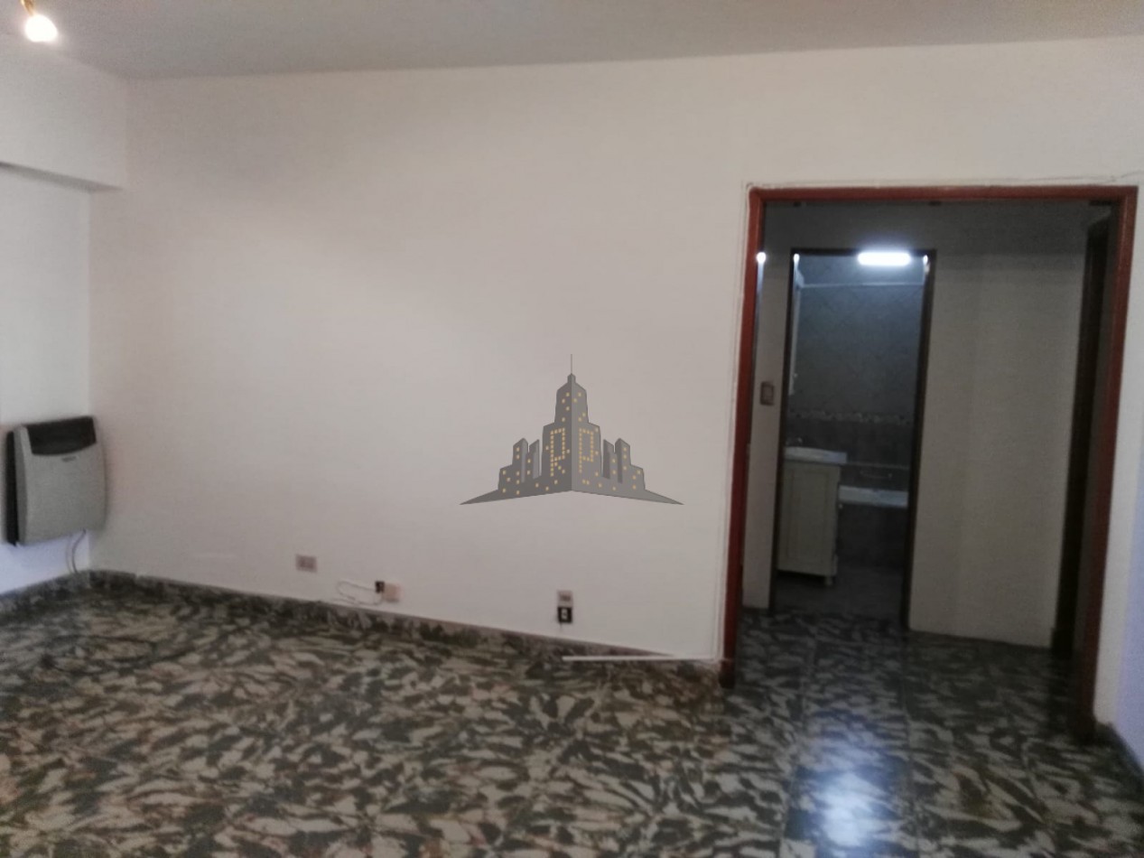 VENTA - GALPON + CASA 3 AMBIENTES PRIMES PISO - EXCELENTE PROPIEDAD  - CASEROS 