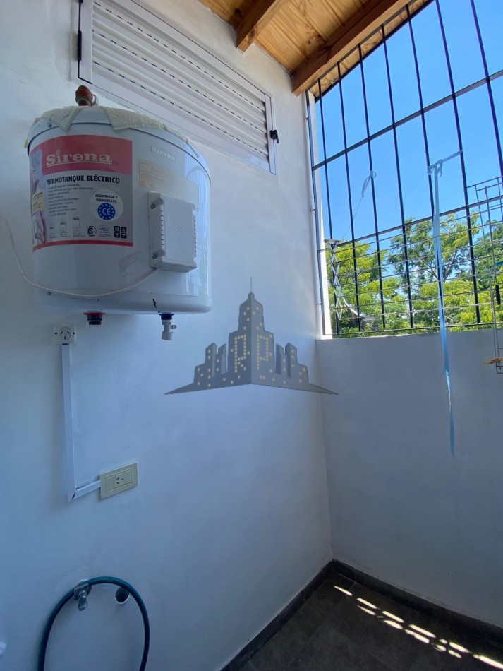 ALQUILER - MONOAMBIENTE PRIMER PISO POR ESCALERA - PEQUEÑO BALCON CERRADO - CASEROS 