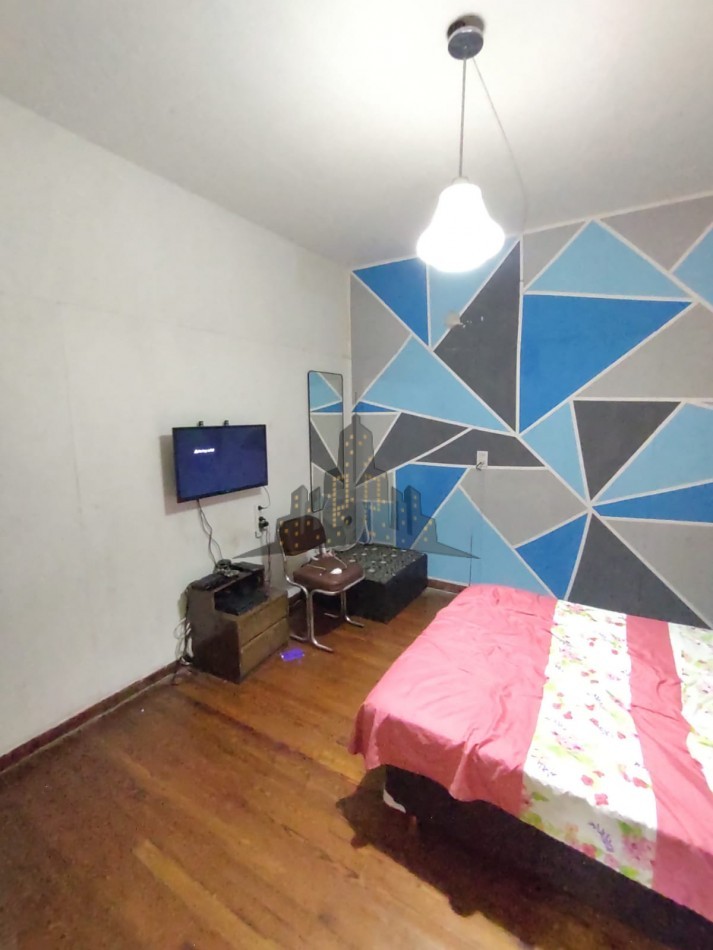VENTA - CASA 4 AMBIENTES EN OCHAVA CON TERRAZA PROPIA - CASEROS - APTO CREDITO 