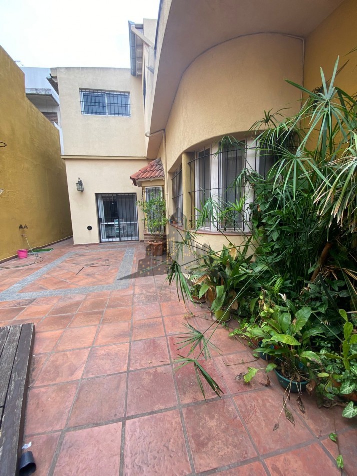 VENTA - CASA SOBRE LOTE PROPIO EN CASEROS | UBICACION ESTRATEGICA + GRAN POTENCIAL - 