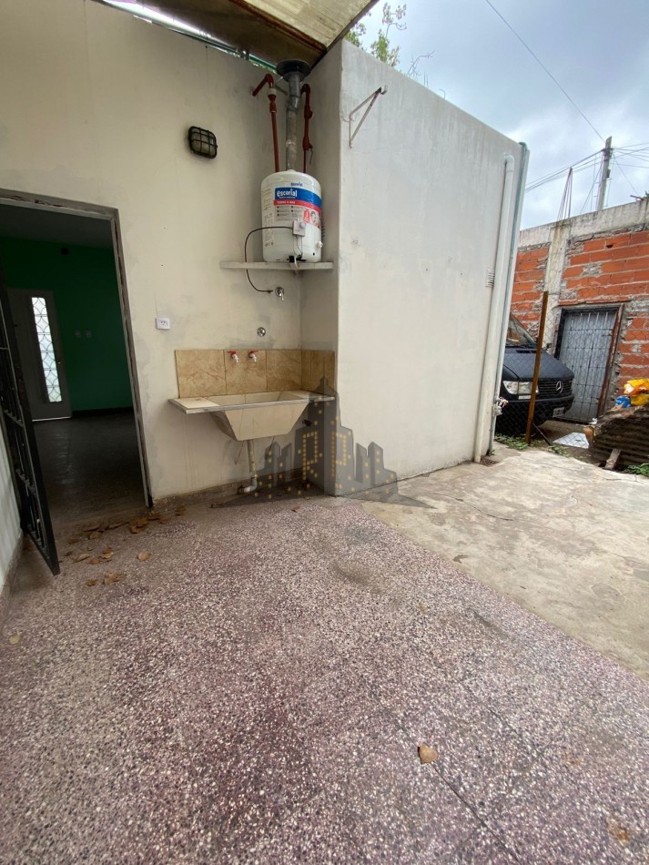 ALQUILER - CASA TRES AMBIENTES CON GARAGE Y PATIO - HURLINGHAM - 