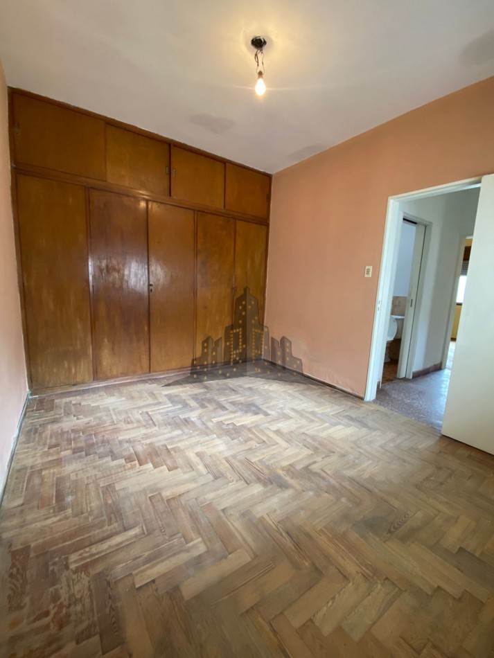 ALQUILER - CASA TRES AMBIENTES CON GARAGE Y PATIO - HURLINGHAM - 