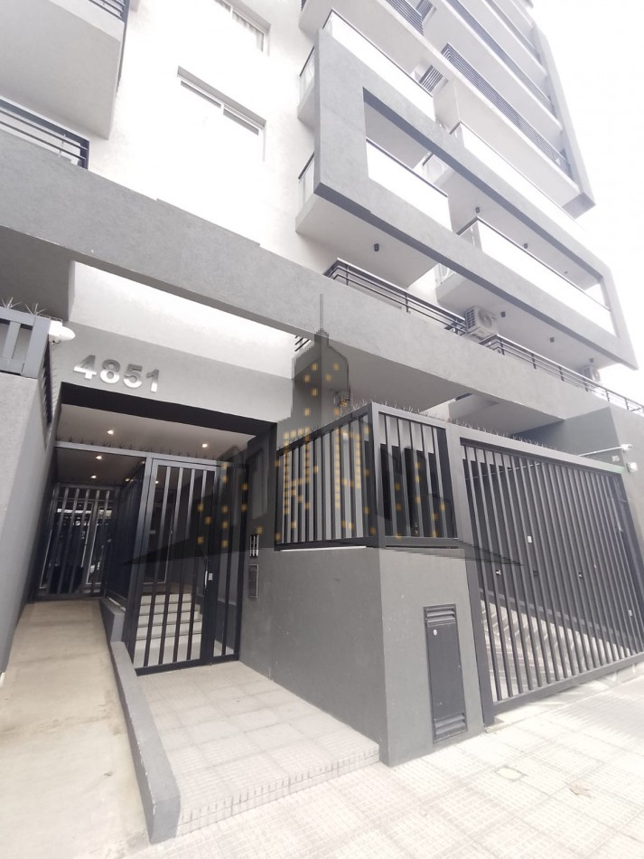 VENTA - COCHERA CUBIERTA - CASEROS CENTRO - PORTON AUTOMATICO