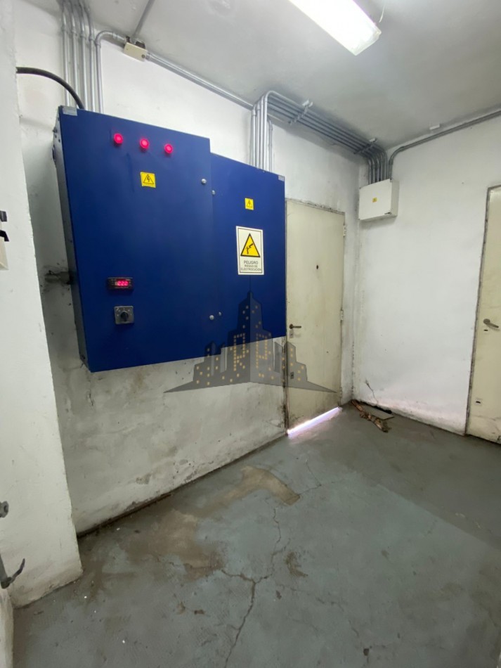 ALQUILER - GALPON INDUSTRIAL/LOGISTICA - SALIDA A DOS CALLES  - CASEROS 