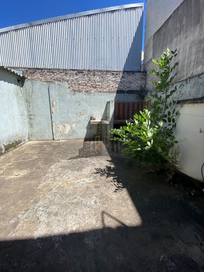 VENTA - GALPON + CASA 3 AMBIENTES PRIMES PISO - EXCELENTE PROPIEDAD  - CASEROS 